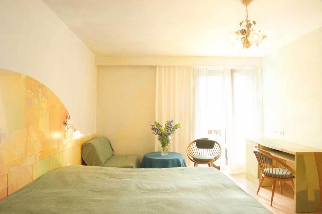 Maratscher Kunst&Kulturhotel Algund Zimmer foto